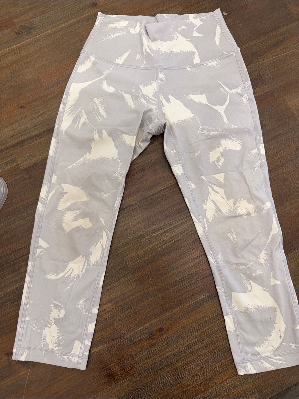 Lululemon Light Gray & Cream Abstract Print Cropped Leggings